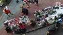 Pedagang kaki lima menjajakan dagangannya di trotoar kawasan Kebayoran Lama, Jakarta, Jumat (15/5/2020). Kondisi ini menyulitkan pejalan kaki yang akan melintasi trotoar di kawasan tersebut. (Liputan6.com/Helmi Fithriansyah)