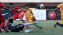 Pemain Sriwijaya FC U-19 , Adistya Wicaksana (kanan) saat mencetak gol ke gawang  Persija Jakarta U-19 pada laga perdana Liga 1 U-19 di Stadion Patriot, Bekasi, Sabtu (8/7/2017). Persija U19 bermain imbang 1-1. (Bola.com/Nicklas Hanoatubun)