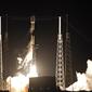 Roket Falcon 9 lepas landas dari Space Launch Complex 40 di Florida's Cape Canaveral Air Force Station, Amerika Serikat, Kamis (23/5/2019). SpaceX meluncurkan satelit Starlink ke orbit setelah batal melakukannya pada minggu lalu lantaran gangguan angin kencang. (AP Foto John Raoux)