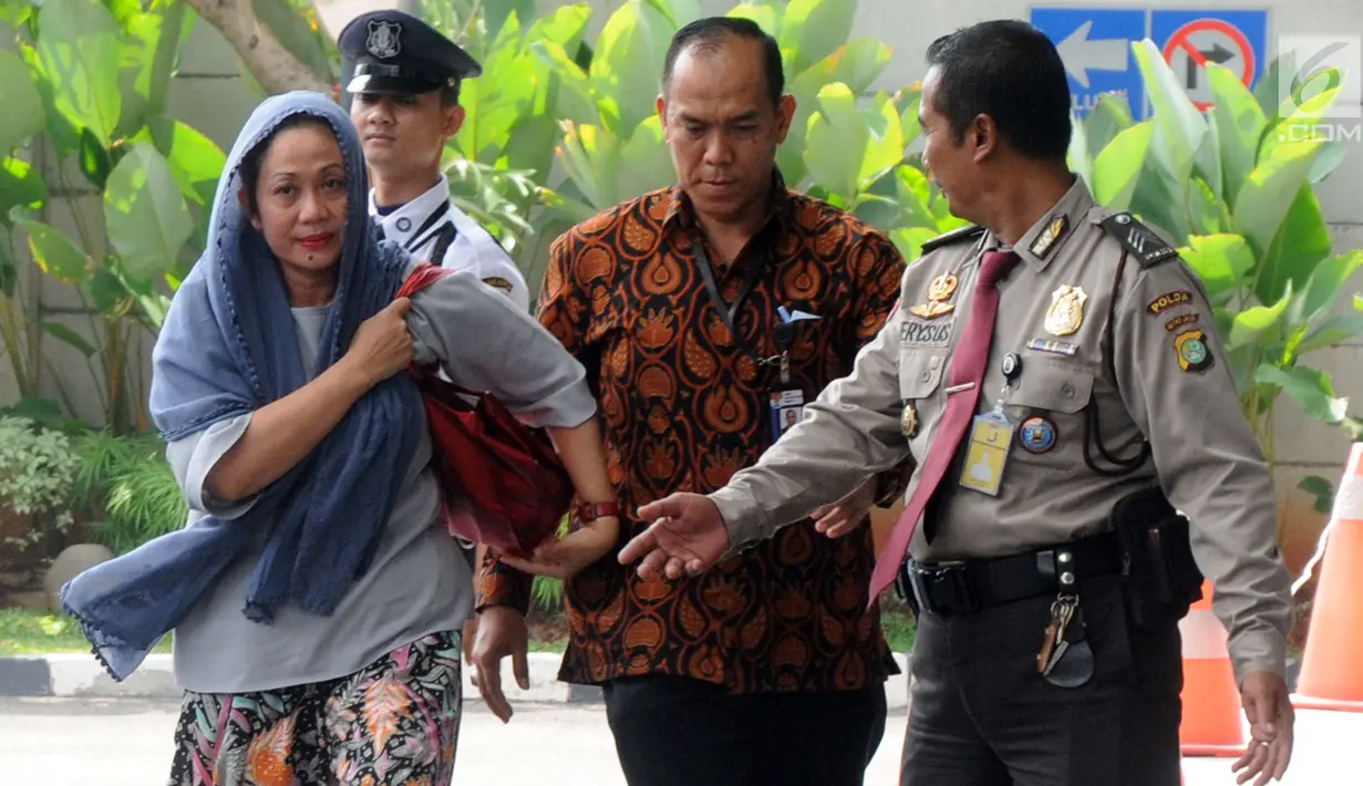 Istri muda Bupati Bengkulu Selatan Dirwan Mahmud, Heni Dirwan tiba untuk diperiksa di Gedung KPK, Jakarta, Rabu (16/5). KPK mengamankan uang Rp 100 juta dalam OTT di rumah pribadi Bupati Bengkulu Selatan Dirwan Mahmud. (Merdeka.com/Dwi Narwoko)