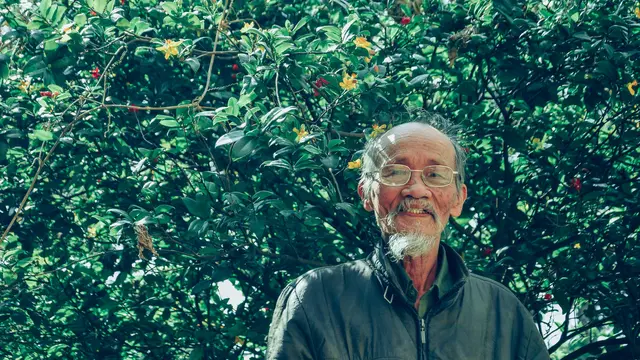 5. Jaket atau Kemeja Berkualitas