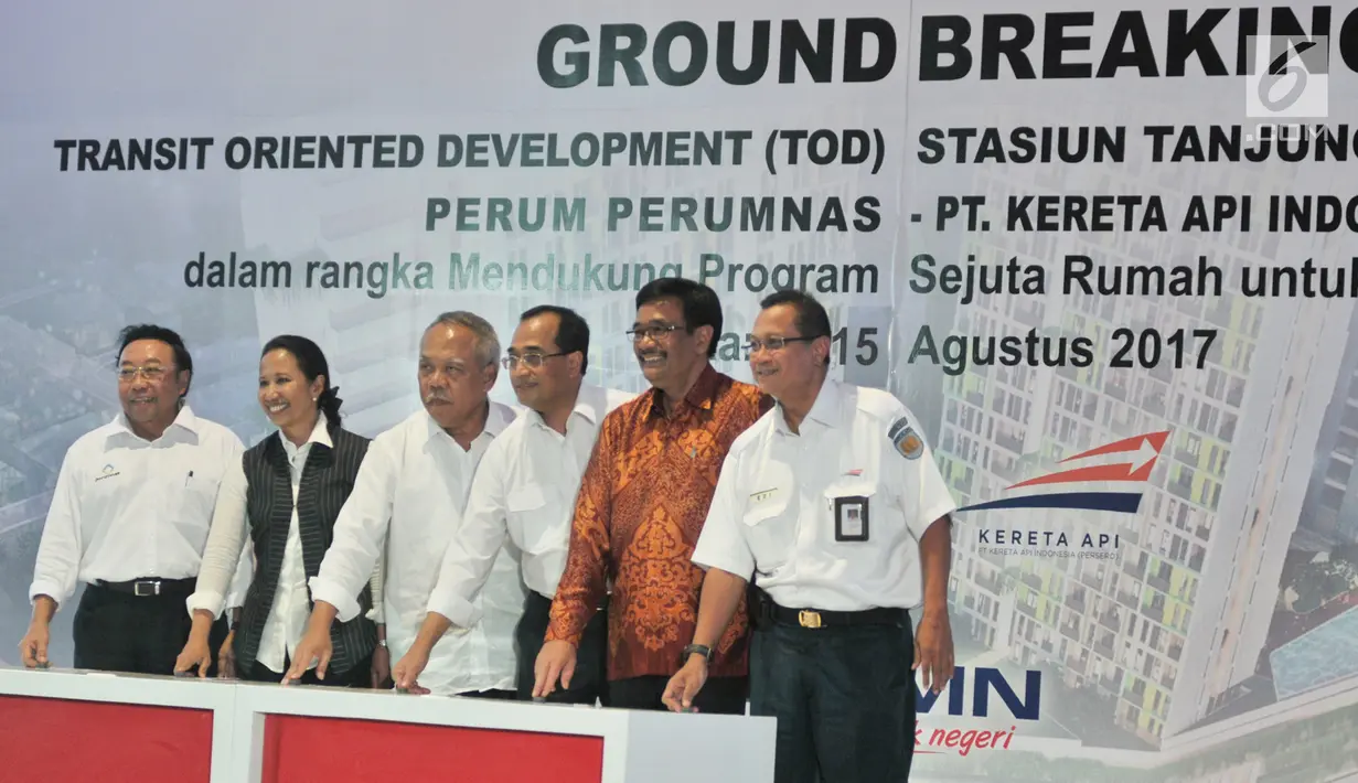 Menteri BUMN Rini Soemarno, Menteri PUPR Basuki Hadimuljono, Menhub Budi Karya Sumadi dan Gubernur DKI Jakarta Djarot Saiful Hidayat saat meresmikan pembangunan proyek rumah susun di Jakarta, Selasa (15/8). (Liputan6.com/Yoppy Renato)