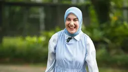 Irish Bella saat momen candid tersenyum lepas ini tuai atensi. Banyak warganet menyukai senyuman manis dari Irish Bella ini. Tak heran, unggahan foto Irish Bella yang tersenyum lepas ini banjir like dan komentar dari warganet. (Liputan6.com/IG/_irishbella_)