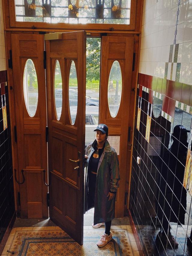 7 Potret Keseruan Tara Basro Pulang Kampung ke Praha, Kunjungi Rumah Mertua