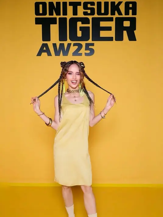 <p>Cinta Laura tampil stunning saat hadir di acara AW2025 Onitsuka Tiger di Milan Fashion Week 2025. Cinta pun memilih tampil playful dengan busana yang dikenakan. Duduk di front row, terlihat Cinta Laura tampil mengenakan mini dress spaghetti strap warna kuning. Gayanya tampak santai namun chic. [@claurakiehl]</p>