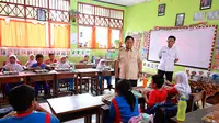 Foto selebaran yang diambil dan dirilis pada Senin 3 Februari 2025 oleh Istana Kepresidenan Indonesia ini menunjukkan Presiden Prabowo Subianto (kedua dari kiri) di sebuah ruang kelas di Sekolah Dasar Negeri Jati 05 Pagi Jakarta Timur. (Foto: Handout/Istana Kepresidenan Indonesia/AFP)