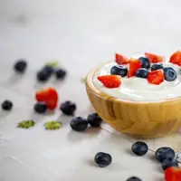 Pada tahap ini, kamu sudah mencapai berat badan ideal dan masuk ke fase pemeliharaan dan kamu bisa mencoba menu yogurt Yunani dengan buah beri segar sebagai camilan. (Foto dok: Freepik/beachstocks74).