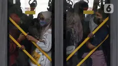 Pengguna Transjakarta menggunakan masker saat berada di dalam bus di kawasan Bundaran Hotel Indonesia Jakarta, Sabtu (10/6/2023). Pemerintah melalui Satgas Penanganan Covid-19 resmi mencabut aturan kewajiban menggunakan masker di semua ruang publik per Jumat (9/6). (Liputan6.com/Helmi Fithriansyah)