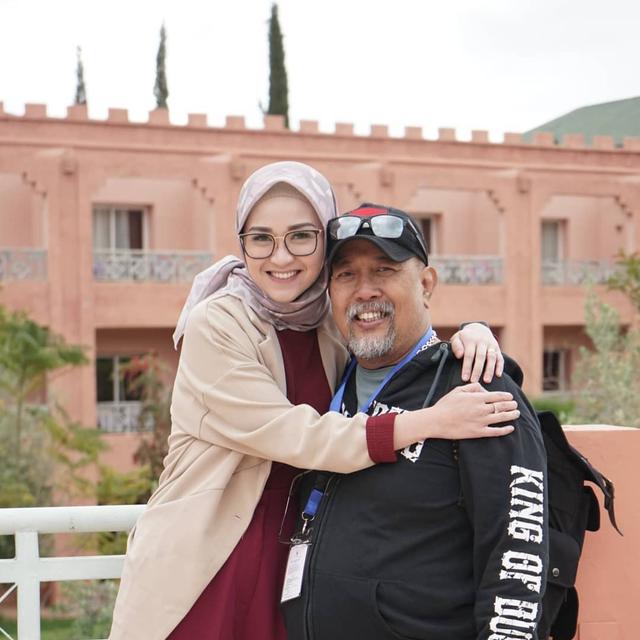 6 Potret Indro Warkop Bareng Putrinya Hada Kusumonegoro, Penuh Kehangatan