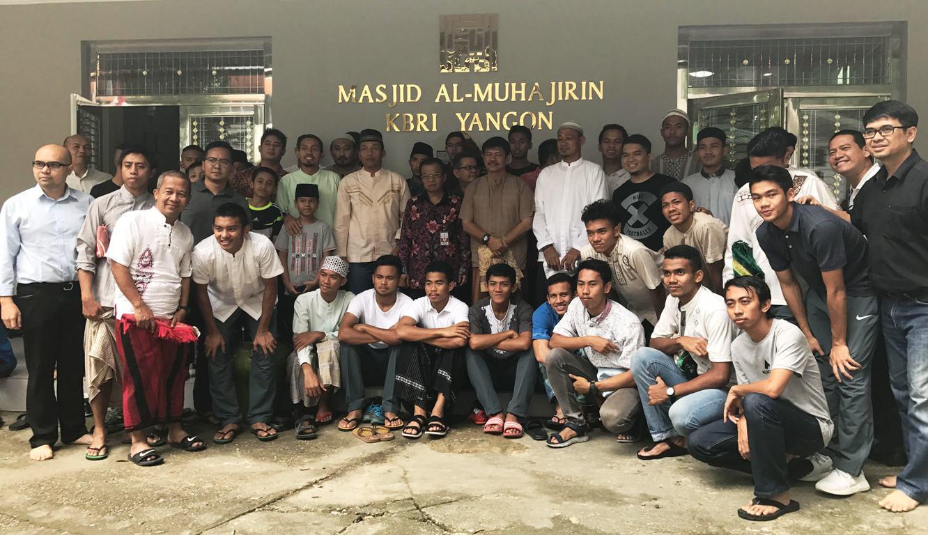 Pemain dan ofisial Timnas Indonesia U-19 seusai melaksanakan salat Jumat di Yangon, Myanmar (8/9/2017). (Bola.com/Aning Jati)