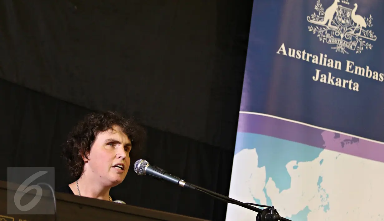 Musisi tunanetra asal Australia tampil dalam acara Musik untuk Semua di SLB A Pembina, Jakarta, Rabu (2/12). Kegiatan bertujuan memotivasi penyandang difabel serta sebagai kampanye peningkatan kesadaran atas hak mereka. (Liputan6.com/Immanuel Antonius)