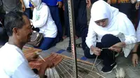 Khofifah Indar Parawansa menyambangi perajin Reog Ponorogo (Liputan6.com/ Dian Kurniawan0