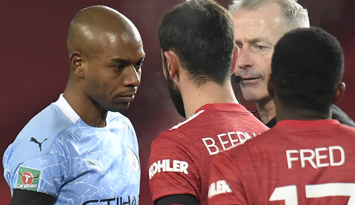 Pada laga derby melawan Manchester City, Bruno Fernandes terlihat adu mulut dengan Fernandinho. (Foto: AFP/Pool/Peter Powell)