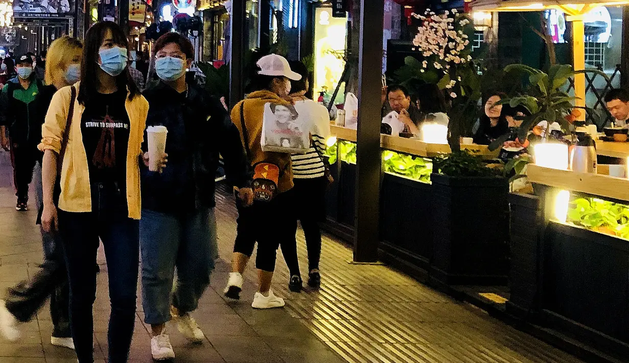 Pelanggan berbelanja di sebuah jalur pejalan kaki di Kunming, Provinsi Yunnan, China barat daya, pada 15 Maret 2020. Pemerintah Kota Kunming telah mengizinkan restoran-restoran untuk membuka kembali layanan makan di tempat di bawah upaya ketat pencegahan COVID-19. (Xinhua/Ding Yiquan)