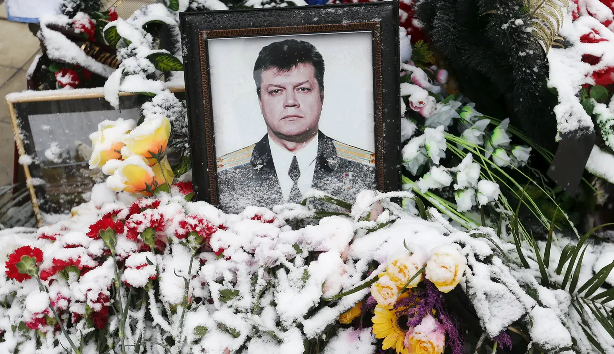 Karangan bunga menutupi potret pilot asal Rusia, Oleg Peshkov di Lipetsk, Rusia, Rabu (2/12). Pilot yang tewas saat pesawat tempur Su-24 yang dikemudikannya ditembak jatuh Turki itu dianugerahi Pahlawan Rusia penghargaan anumerta. (REUTERS/Maxim Zmeyev)