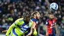 Gelandang Juventus, Denis Zakaria (kiri) berebut bola dengan penyerang Cagliari, Leonardo Pavoletti pada pertandingan lanjutan Liga Serie A Italia di Stadion Unipol Domus, Cagliari, Italia, Minggu (10/4/2022). Juventus menang atas Cagliari 2-1. (AFP/Alberto Pizzoli)