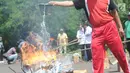 Proses pemusnahan E-KTP rusak di Gudang Kemendagri di Bogor, Jabar, Rabu (19/12). E-KTP rusak yang dimusnahkan ini berasal dari seluruh Indonesia. (Merdeka.com/Arie Basuki)