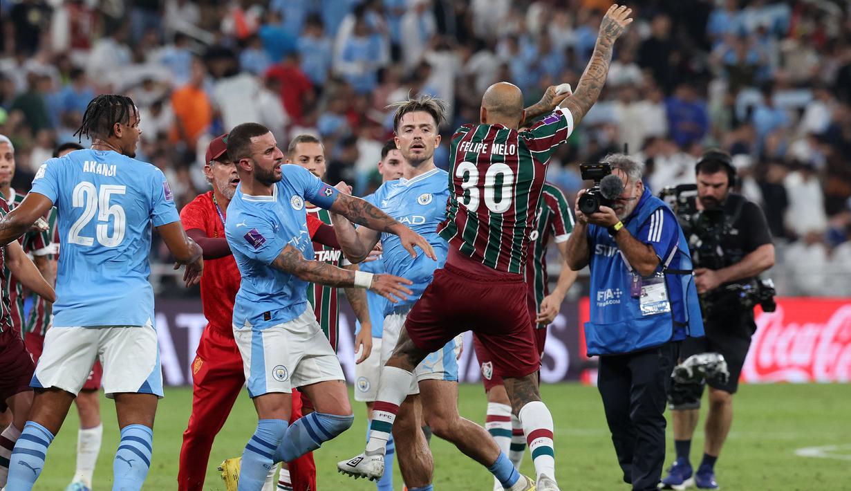 Pemain Manchester City, Kyle Walker (tengah kiri) terlibat pertengkaran dengan pemain Fluminense, Felipe Melo setelah laga final Piala Dunia Antarklub 2023 di King Abdullah Sports City, Jeddah, Arab Saudi, Sabtu (23/12/2023) dini hari WIB. (AFP/Giuseppe Cacace)