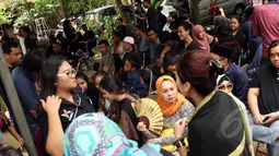 Rumah duka almarhum Didi Widiatmoko atau lebih akrab disapa Didi Petet telah dipadati oleh kerabat dan sanak saudara di kawasan Ciputat, Tangsel, Jumat (15/5/2015). Didi Petet meninggal karena diduga menderita asam lambung. (Liputan6.com/Helmi Afandi)