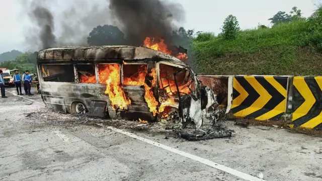 Mobil yang terbakar akibat kecelakaan di Tol Madiun-Nganjuk KM 631 pada Kamis, 3 Desember 2020 (Foto: Dok Istimewa)