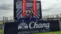 Pembalap binaan AHM Herlian Dandi (kanan) berhasil meraih podium ketiga pada race kedua di ajang Thailand Talent Cup (TTC) 2019 seri 4 yang berlangsung di Chang International Circuit, Thailand (25/8/2019). (AHM)