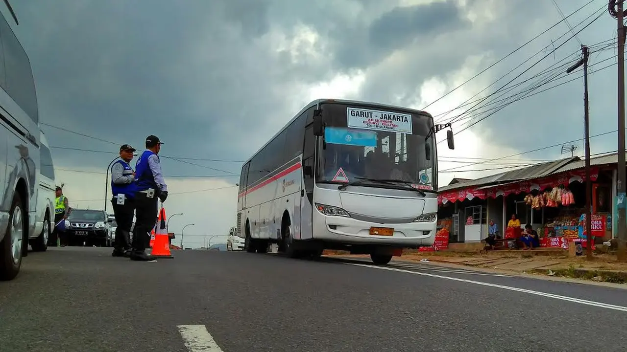 Bus melintas jalur mudik