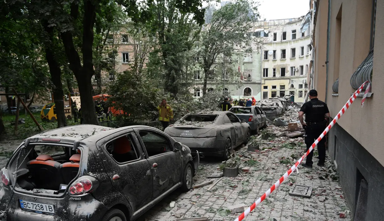 Walikota Andriy Sadovyi mengatakan sekitar 60 apartemen dan 50 mobil di area mogok rusak. (AFP/YURIY DYACHYSHYN )