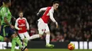 Gelandang Kreatif Arsenal, Mesut Ozil (kanan) menjadi pemain teratas dengan jumlah assists terbanyak yaitu 16 kali Assists pada Liga Premier Inggris. (AFP/IKimages) 