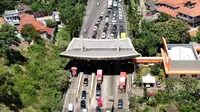 Foto udara memperlihatkan kemacetan yang terjadi dalam Tol Tangerang-Merak, Banten, Jumat (29/4/2022). Kemacetan sepanjang 7 Kilometer mengular hingga ke dalam tol akibat lonjakan pemudik yang hendak menyeberang ke Pulau Sumatera melalui Pelabuhan Merak. (Liputan6.com/Angga Yuniar)