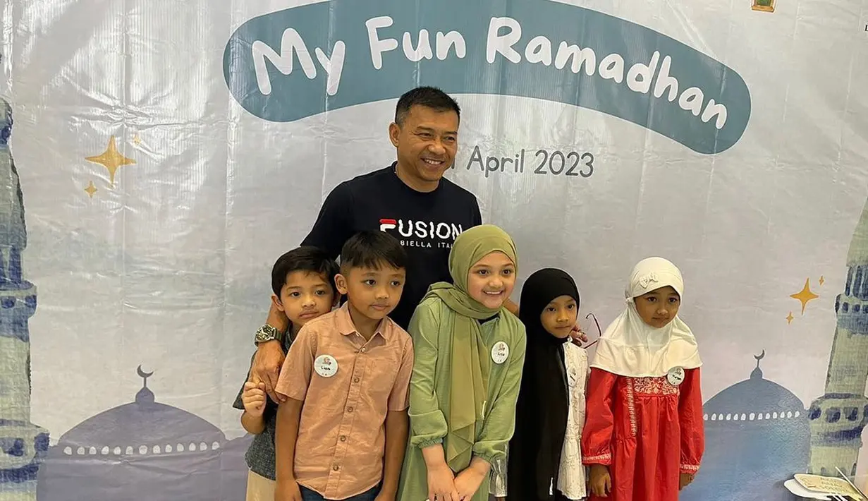 Sebelumnya, Arsy diantarkan oleh ayahnya, Anang Hermansyah dan adiknya Arsya. "Dianter Ayah mau pesantren kilat dulu ya kita," tulis Queenarsy. [Instagram/queenarsy]