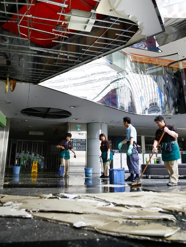 Parahnya Kerusakan Akibat Gempa di Jepang