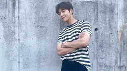 Tampil dengan kaos motif garis hitam dan putih, Kim Seon Ho terlihat tetap memesona. Ia pun memadukan dengan celana berwarna navy untuk penampilan casualnya. (Liputan6.com/IG/@seonho__kim)