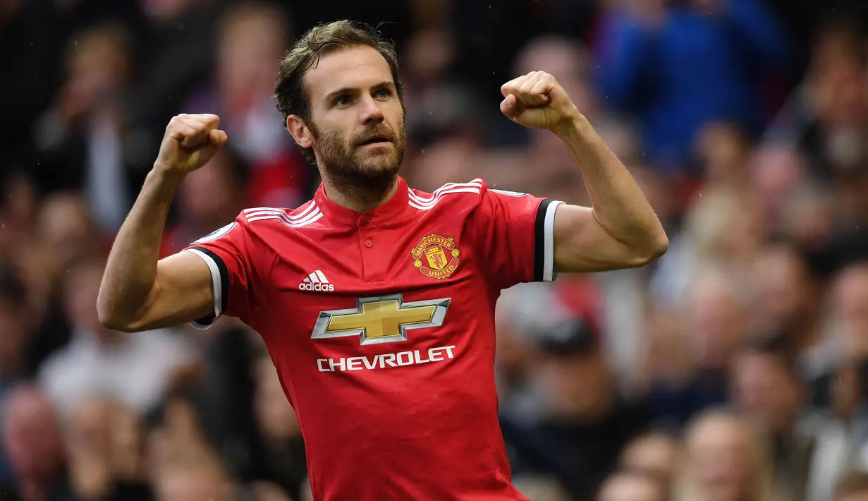 Juan Mata merupakan pemain penting di lini tengah MU beberapa tahun yang lalu. Namun, posisinya mulai tergantikan oleh pemain yang lebih muda dan tak kalah berkualitas. Pemain 33 tahun tersebut akhirnya harus lebih banyak menepi menjadi penghangat bangku cadangan. (AFP/Paul Ellis)