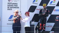Direktur Utama PT Pertamina (Persero) Nicke Widyawati menyerahkan trofi di podium Pertamina Grand Prix of Indonesia 2023.