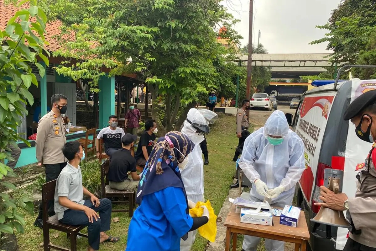 Ratusan Guru di SMKN Cikarang Barat Divaksin Covid-19