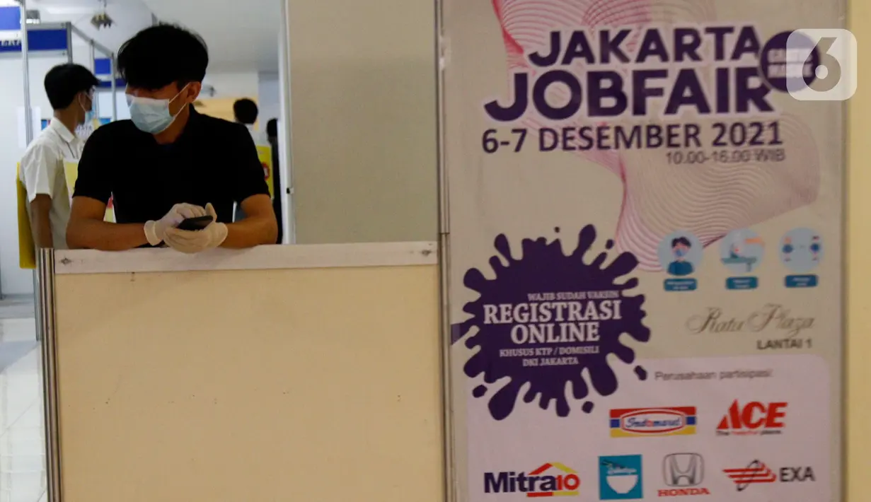 Seorang pria berjaga di salah satu stan perusahaan pada acara "Jakarta Job Fair" di Ratu Plaza, Jakarta, Senin (6/12/2021). Jakarta Job Fair tersebut di lima wilayah kota adminitrasi di Provinsi DKI Jakarta dari 6 hingga 14 Desember 2021. (Liputan6.com/Johan Tallo)