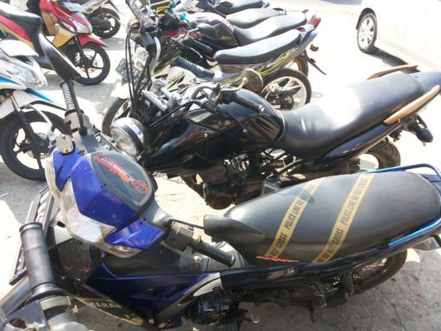 Parkir motor di bawah terik matahari langsung atau hujan tanpa pelindung bodi menjadi salah satu penyebab utama bodi cepat pudar dan lapuk. (hondacengkareng.com)