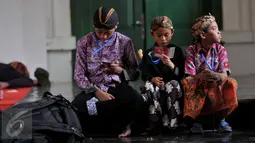 Para peserta saat menunggu untuk tampil dalam festival Dalang Bocah di Kawasan Kota Tua, Jakarta (20/11).  Festival akan berlangsung dari 20-22 November 2015. (Liputan6.com/Gempur M Surya)