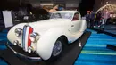 Pengunjung mengamati Delahaye 135M Coupe keluaran tahun 1938 dalam pameran Cobble Beach Classics Canadian International Auto Show (CIAS) 2020 di Toronto, Kanada, Kamis (20/2/2020). Pameran yang berlangsung pada 14-23 Februari 2020 ini menampilkan 15 mobil klasik. (Xinhua/Zou Zheng)