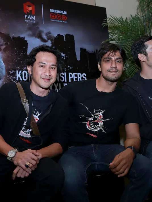 Di film arahan sutradara Anggy Umbara ini, Lio (Alif) bersama Abimana Aryasatya (Lam) dan Agus Kuncoro (Mim) berperan sebagai tiga sahabat dari satu perguruan silat yang dibesarkan bersama di satu pesantren. (Galih W. Satria/Bintang.com)