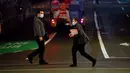 Dua orang yang mengenakan masker melintas di jalan Kota Auckland, Selandia Baru, Rabu (12/8/2020). Kota terbesar di Selandia Baru ini pada 12 Agustus 2020 kembali memberlakukan Siaga COVID-19 Level 3 selama tiga hari setelah empat kasus terkonfirmasi pada 11 Agustus 2020. (Xinhua/Li Qiaoqiao)