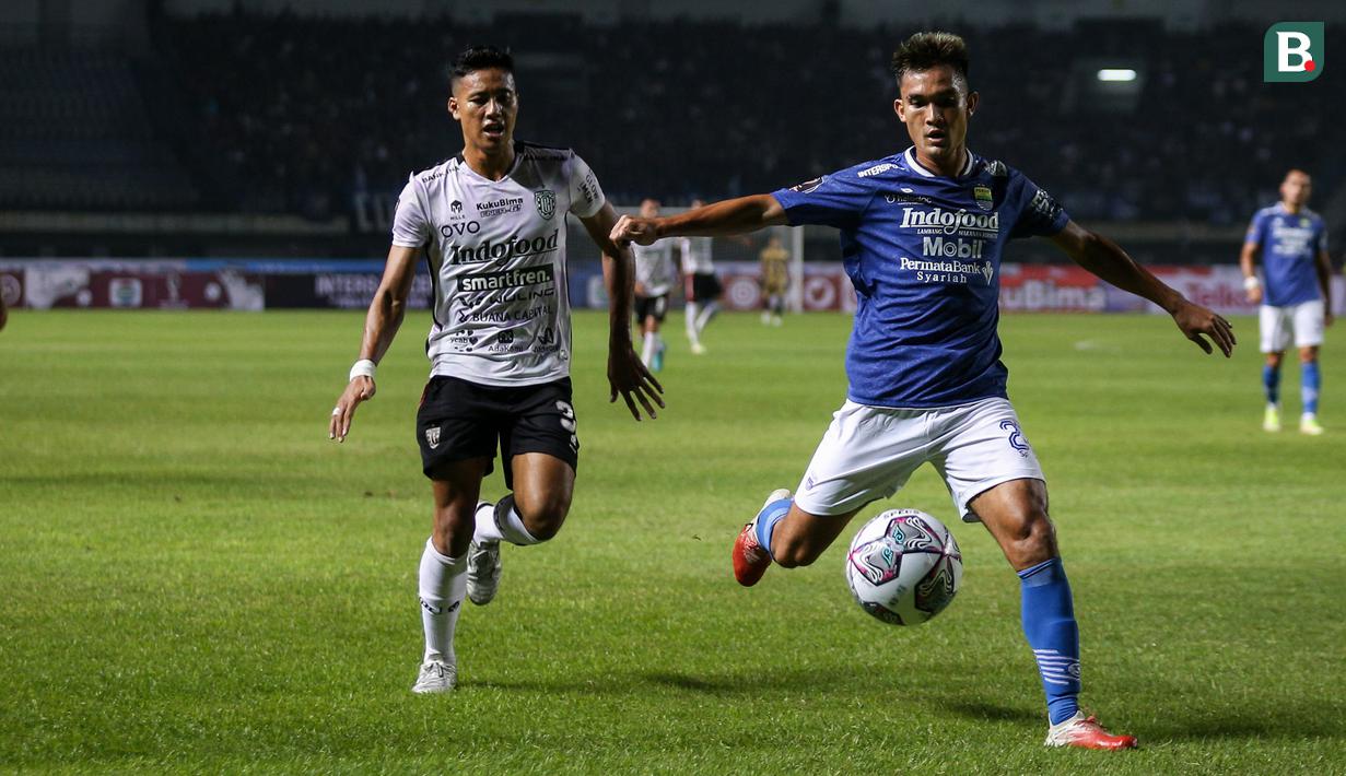 Pemain Persib Bandung, Zalnando (kanan) berebut bola dengan pemain Bali United, Andhika Wijaya saat babak penyisihan Grup C Piala Presiden 2022 antara Persib Bandung melawan Bali United di Stadion Gelora Bandung Lautan Api, Bandung, Minggu (12/06/2022). (Bola.com/Bagaskara Lazuardi)