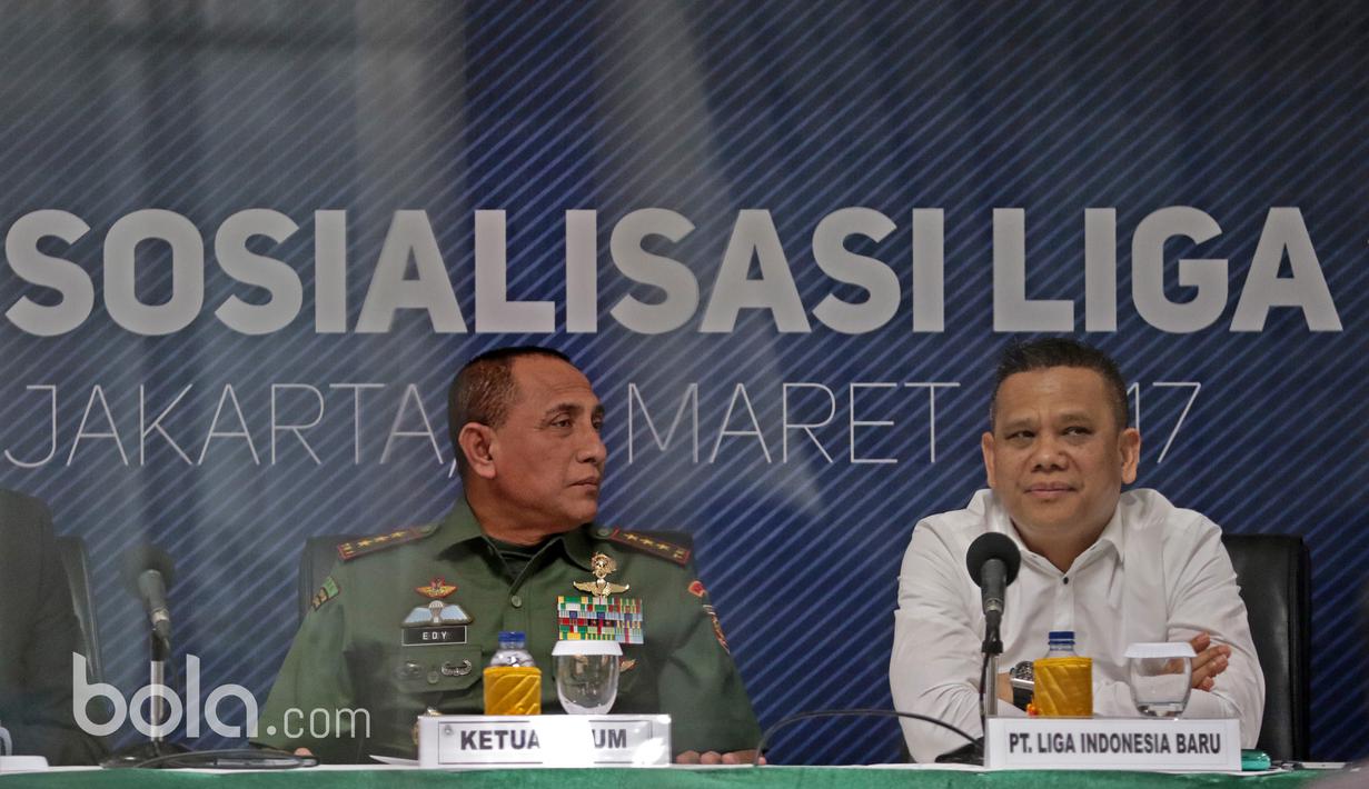 Berlinton Siahaan (kanan) didapuk sebagai nahkoda untuk suksesnya pelaksanaan Liga 1 Indoneisa di Gedung Kostrad, Jakarta, Kamis (16/3/2017). Liga 1 Indonesia rencananya bergulir pada tanggal 15 April 2017. (Bola.com/Nicklas Hanoatubun)