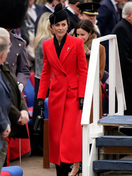 Kate Middleton, Putri Wales dari Inggris tiba untuk kunjungan Hari St David ke Batalion 1 Welsh Guards di Combermere Barracks di Windsor, Inggris, Rabu, 1 Maret 2023.  Ini merupakan kunjungan pertama Pangeran William ke Welsh Guards sejak menjadi Kolonel Resimen. (Andrew Matthews/PA via AP)