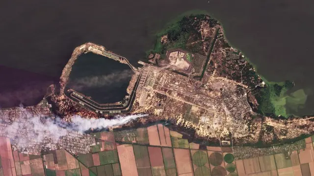 Citra satelit dari Planet Labs PBC menampilkan asap dari kebakaran di pembangkit tenaga nuklir Zaporizhzhia, Ukraina, pada 24 Agustus 2022.