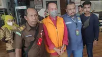 Tersangka korupsi kredit modal kerja di BJB Pekanbaru saat digiring petugas untuk dibawa ke Rutan. (Liputan6.com/M Syukur)