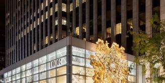 Menyambut Hari Natal dan Tahun Baru, Dior menyulap tampilan butiknya di seluruh dunia menjadi mewah dengan dekorasi bernuansa putih emas. (Dok. Dior).