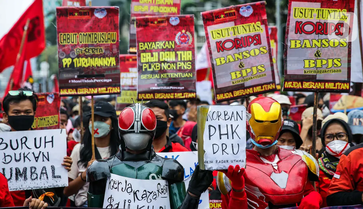 Massa berkostum superhero menggelar aksi demonstrasi bertepatan dengan Hari Sumpah Pemuda di Kawasan Patung Kuda, Jakarta, Kamis (28/10/2021). Sejumlah tuntutan mereka salah satunya, pencabutan UU Nomor 11 Tahun 2019 tentang Cipta Kerja dan berbagai aturan turunannya. (Liputan6.com/Faizal Fanani)