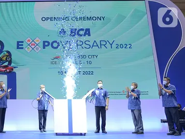 Wakil Presiden Direktur PT. Bank Central Asia Tbk (BCA) Suwignyo Budiman (kedua kiri) didampingi jajaran Direktur BCA dan Ketua Panitia Pameran Petrus Karim (kiri) membuka BCA Expoversary 2022 di Indonesia Convention Exebition (ICE) BSD, Tangerang, Banten, Kamis (10/3/2022). (Liputan6.com/HO/Eko)