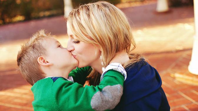 Saking sayangnya kepada anak, sejumlah orangtua kerap terbiasa mencium bibir anaknya. Namun hal ini ternyata dicap tidak baik